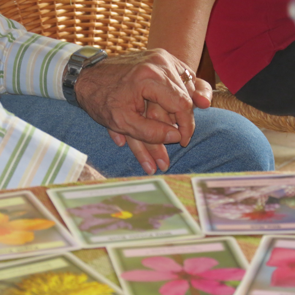 mani unite e fiori